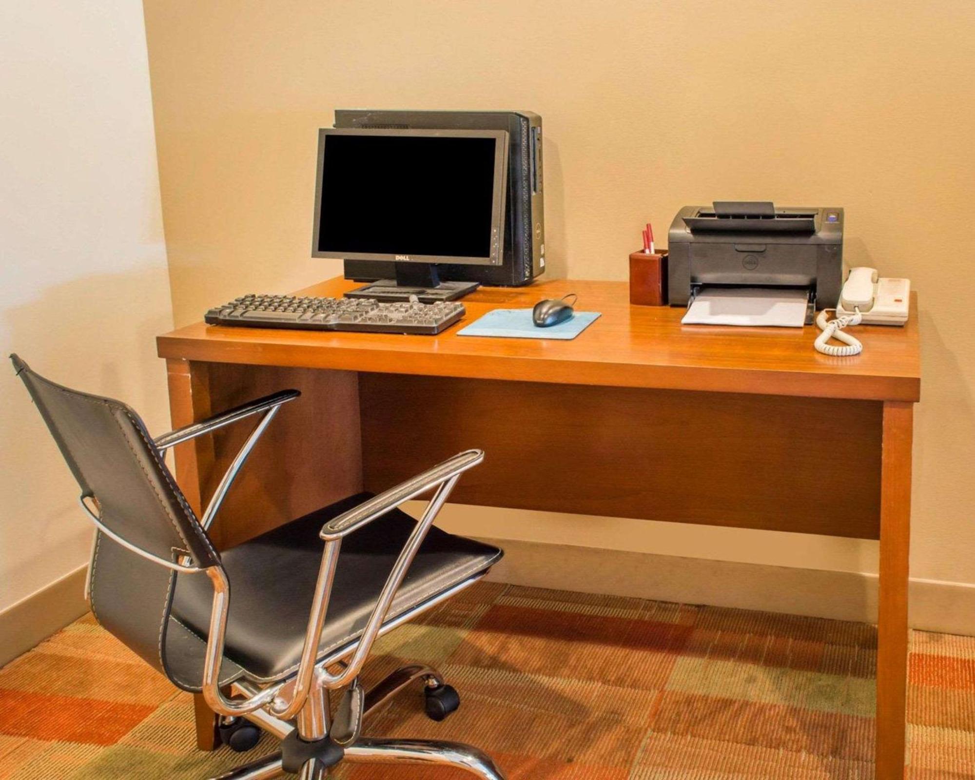 Quality Suites Waldorf Extérieur photo